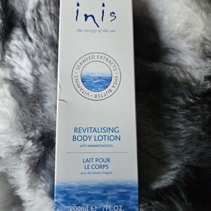 Inis Revitalising Body Lotion - White and Blue